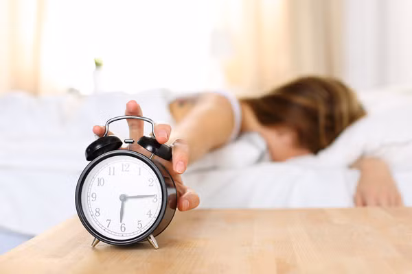 Mệt mỏi: Bình thường, cơ thể sẽ nhiều năng lượng, thoải mái sau giấc ngủ dài ban đêm. Vậy nhưng, nếu cơ thể có dấu hiệu mệt mỏi, uể oải dù ngủ đủ giấc thì bạn cần hết sức thận trọng. Rất có thể tình trạng bắt nguồn từ bệnh lý gan, giảm chức năng men cholinesterase trong cơ thể.