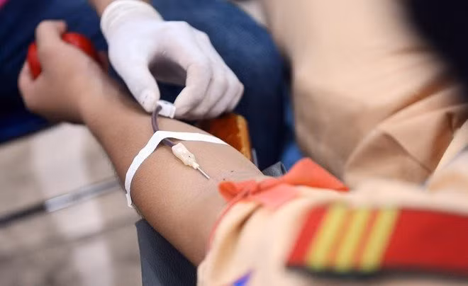 Ngoài việc cứu sống những người khác, việc hiến máu còn có thể giúp tăng số lượng calo bạn đốt cháy một cách tạm thời. Ảnh: cloudfront.