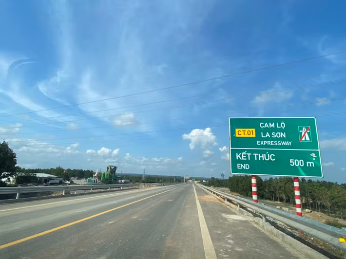 Việc tuyến cao tốc Cam Lộ - La Sơn hoàn thành sẽ kết nối với tuyến cao tốc La Sơn - Túy Loan (đã khánh thành trước đó) gắn kết với tuyến cao tốc Đà Nẵng - Quảng Ngãi. Dự kiến, sau lễ khánh thành, thông xe tuyến chính cao tốc Cam Lộ - La Sơn, sẽ diễn ra lễ khởi công xây dựng đoạn tuyến cao tốc Vạn Ninh – Cam Lộ.