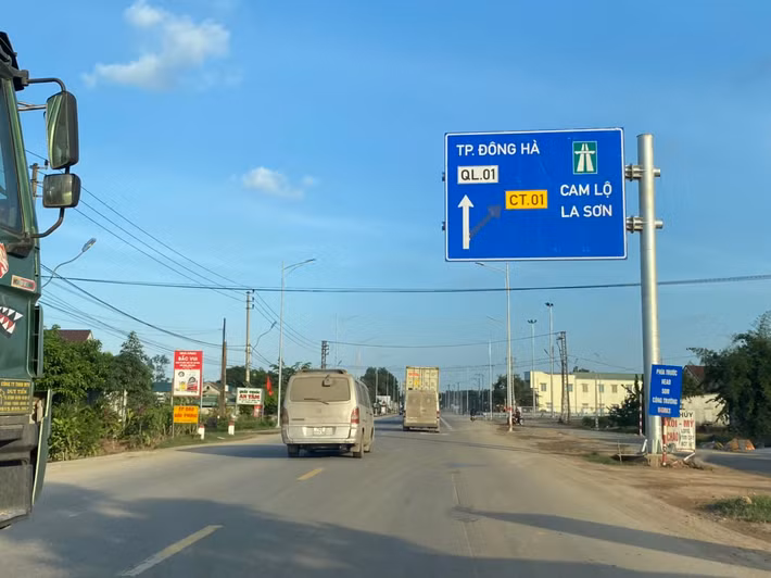 Trao đổi qua điện thoại với PV sáng 28/12, ông Nguyễn Vũ Quý - Giám đốc Ban Quản lý dự án đường Hồ Chí Minh cho biết, tuyến chính của dự án cao tốc Cam Lộ - La Sơn hiện đã hoàn thành và sẽ khánh thành vào ngày 31/12. "Các đơn vị đang tập trung hoàn thiện, đợt này nghiệm thu cũng chưa phải là toàn bộ công trình" ông Quý cho hay.