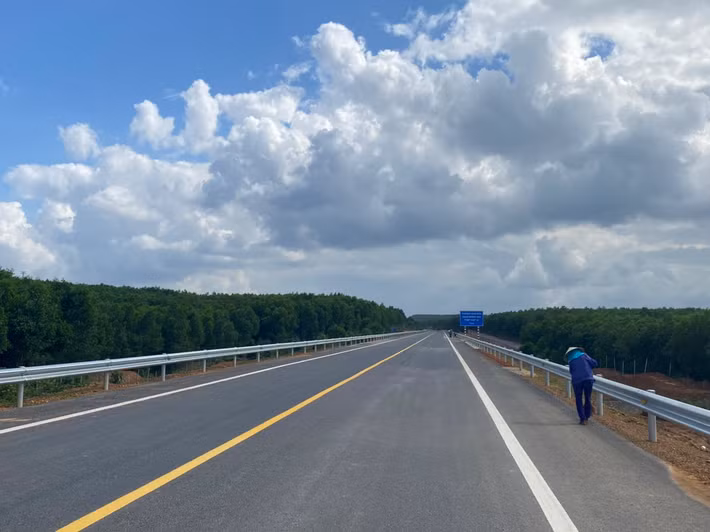 Mọi thứ đã sẵn sàng để chờ ngày 31/12 chính thức khánh thành thông xe tuyến cao tốc Cam Lộ - La Sơn.