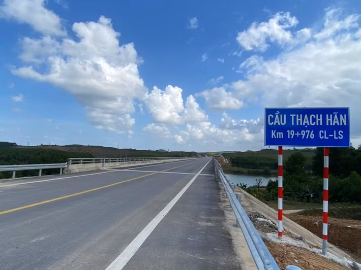 Tuyến cao tốc đi qua địa phận tỉnh Quảng Trị, trên dòng sông Thạch Hãn