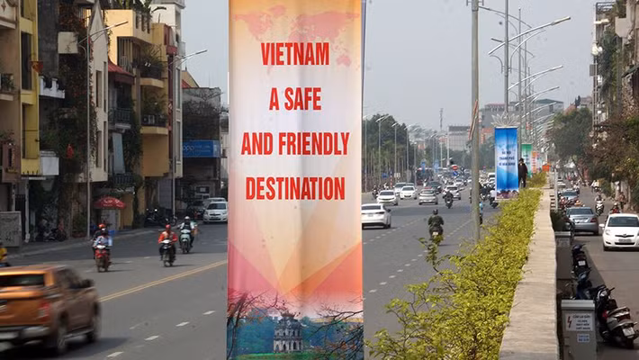 Hà Nội đang trang hoàng các đường phố, cửa ngõ của Thủ đô bằng những băng rôn về sự kiện.