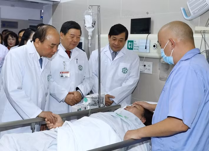  Thủ tướng Nguyễn Xuân Phúc thăm hỏi bệnh nhân tại khoa Cấp cứu (Bệnh viện Bạch Mai). (Ảnh: Thống Nhất/TTXVN)