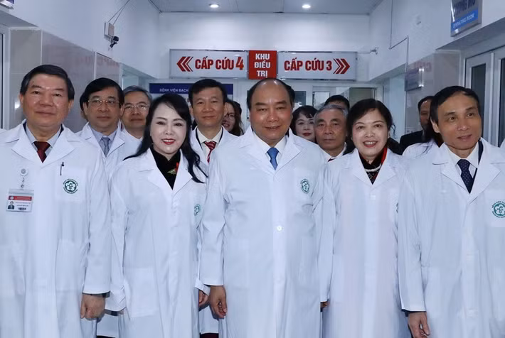 Thủ tướng Chính phủ Nguyễn Xuân Phúc hỏi thăm, động viên các y, bác sỹ tại khoa Cấp cứu (Bệnh viện Bạch Mai). (Ảnh: Thống Nhất/TTXVN)