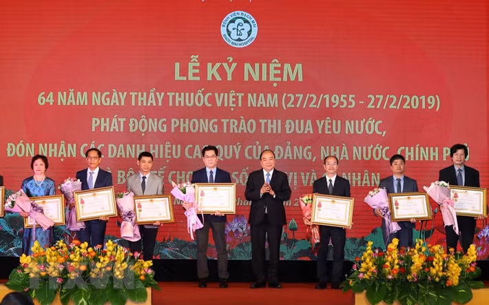 Thủ tướng Chính phủ Nguyễn Xuân Phúc trao Huân chương Lao động cho các tập thể và cá nhân. (Ảnh: Thống Nhất/TTXVN)