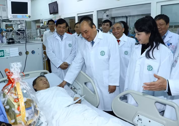 Các bệnh nhân cảm kính khi được Thủ tướng thăm hỏi bệnh tình. (Ảnh: Thống Nhất/TTXVN)