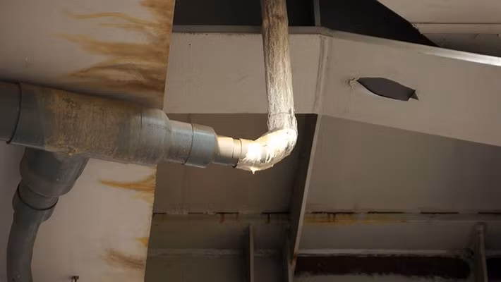 Đường ống nước thải mưa bị bục chảy xuống mặt đường Nguyễn Trãi. 
