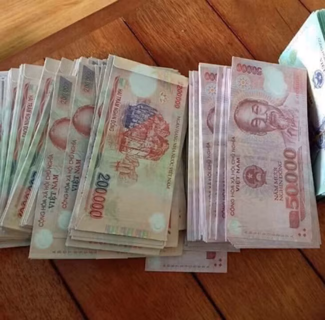 Gần Tết Nguyên đán, thị trường bao lì xì trở nên nhộn nhịp hơn. Bao lì xì in hình tờ tiền có mệnh giá 50.000 đồng, 100.000 đồng, 200.000 đồng, 500.000 đồng… được người tiêu dùng quan tâm nhất hiện nay. 