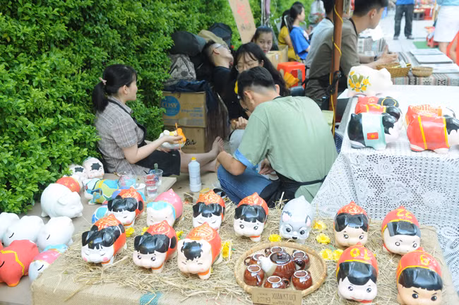 Những chú heo đất đáng yêu với nhiều màu sắc được bán tại phố ông Đồ. 