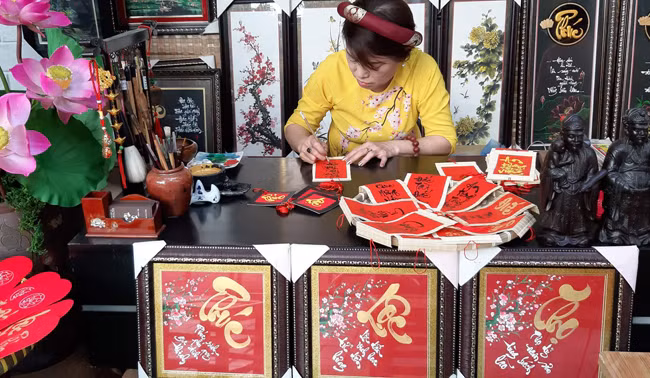 Năm nay phố ông Đồ có nhiều nét mới và độc đáo hơn khi có cả "bà Đồ" là những cô gái trẻ. 