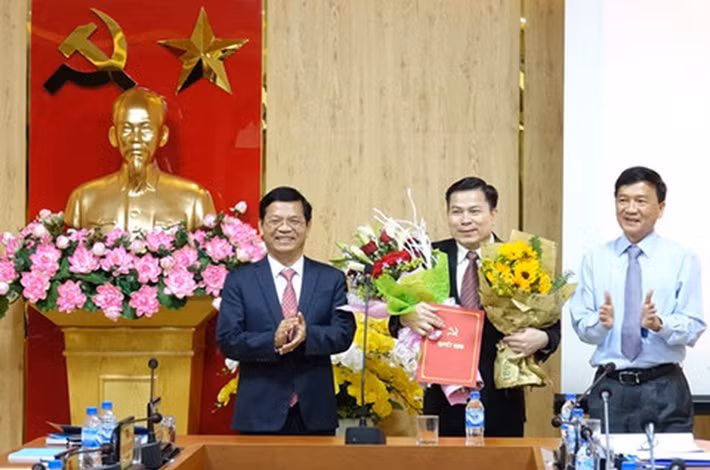 Ông Trần Văn Minh sinh năm 1967, quê xã Tịnh An, huyện Sơn Tịnh, Quảng Ngãi. Trong ảnh: Lãnh đạo Tỉnh ủy Quảng Ngãi trao quyết định của Ban Bí thư cho ông Trần Văn Minh (giữa) ngày 16/1 (ảnh: Thanh niên)