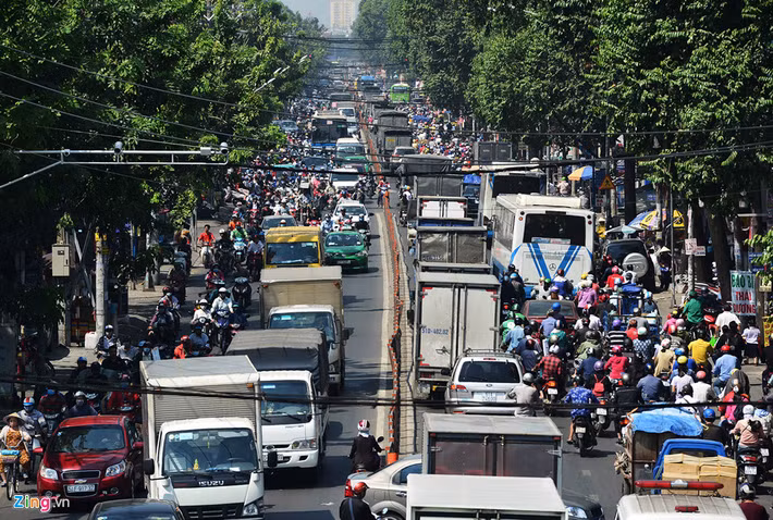 Cùng thời điểm trên, đường Quang Trung, Nguyễn Oanh, Phan Văn Trị, Nguyễn Thái Sơn... (quận Gò Vấp) hướng phía bắc vào thành phố xe cộ cũng chật như nêm, kéo dài nhiều cây số. 