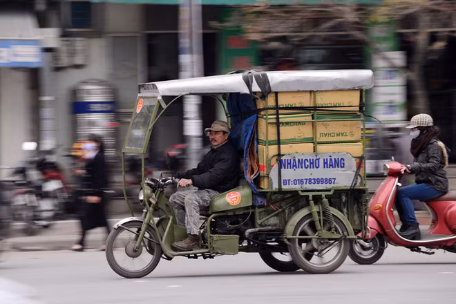 Lý do đơn giản bởi giá thành rẻ và tiện lợi hơn xe chở hàng.