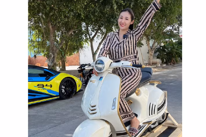 Với hầu bao trên 1,5 tỷ đồng, có lẽ nhiều người sẽ lựa chọn mua các dòng xe hạng D như Toyota Camry, Mazda6, VinFast Lux A2.0 hay thậm chí có thể nghĩ đến mua những chiếc xe Mercedes-Benz như C200 hay C180. Nhưng 1 cô gái 9X đến từ Bạc Liêu thì ngược lại, không sắm ôtô để di chuyển mà quyết tâm tậu bằng được chiếc xe tay ga Vespa 946 phiên bản Christian Dior.