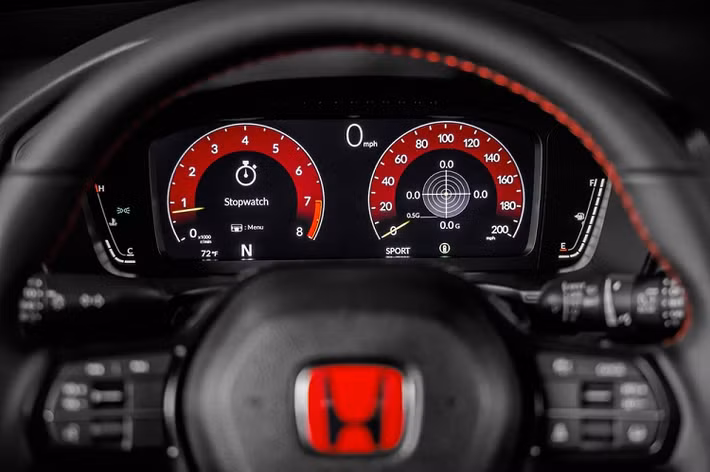 Tương tự những phiên bản còn lại của dòng Civic mới, Honda Civic Type R 2023 cũng có bảng đồng hồ kỹ thuật số 10,2 inch... Trên tấm lưới này còn có biển nhỏ, ghi số thứ tự xuất xưởng của xe.