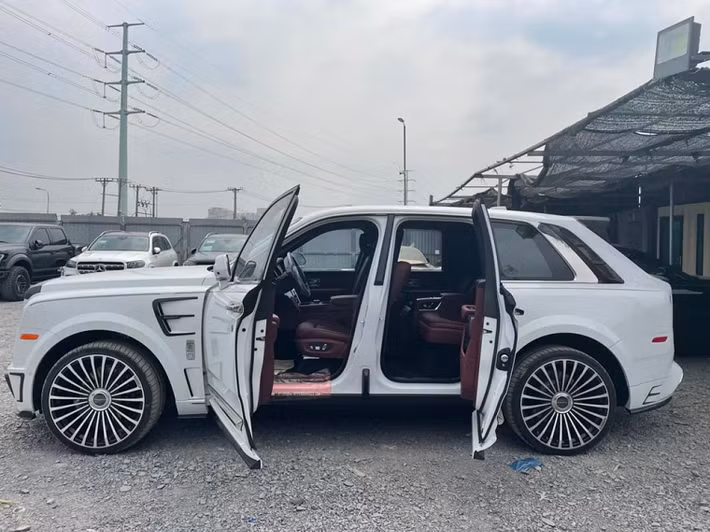 Hốc gió giữa của xe được tạo hình lại với các thanh dọc chia gió khá phù hợp với lưới tản nhiệt của xe, và cuối cùng là một cánh lướt gió mới tạo sự mới mẻ và hầm hố hơn cho xe SUV siêu sang Rolls-Royce Cullinan độ body kit Mansory. 