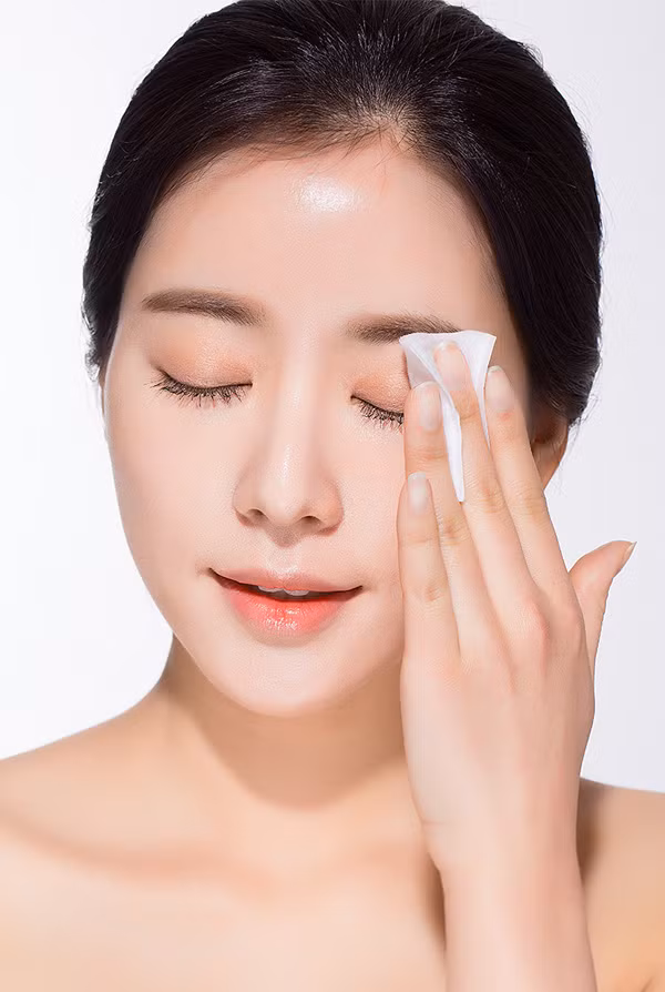 Rửa mặt thường xuyên (hai lần/ngày) để giữ da mặt luôn sạch sẽ. Bạn không nên rửa mặt quá nhiều lần bới nó có thể khiến da khô và kích thích tuyến bã nhờn sản xuất dầu. Ảnh: tin247.