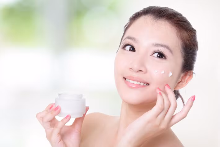 Bạn cũng không nên trang điểm quá đậm trong những ngày đi du lịch để tránh lỗ chân lông bị bít tắc, tạo điều kiện cho mụn hình thành và phát triển. Ảnh: cloudfront.
