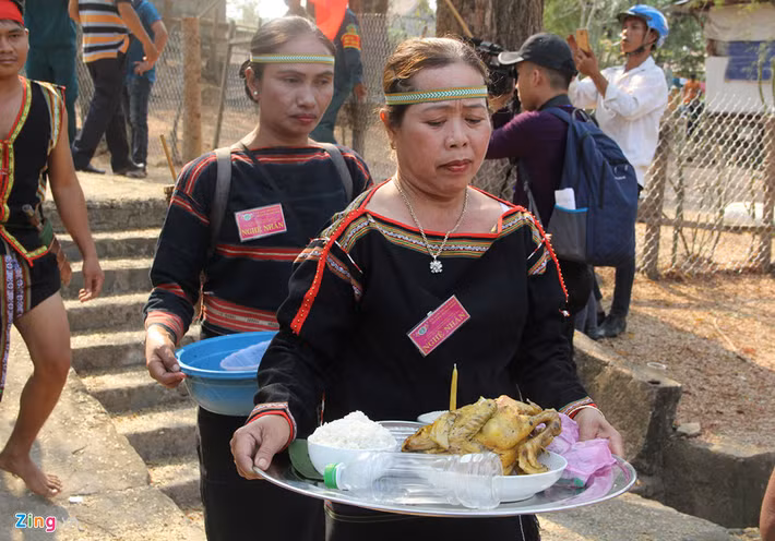 Trong lễ cúng bến nước, thầy cúng sẽ là người chủ trì lễ cúng với lễ vật cúng là: rượu cần, heo quay, gà và các lễ vật khác.
