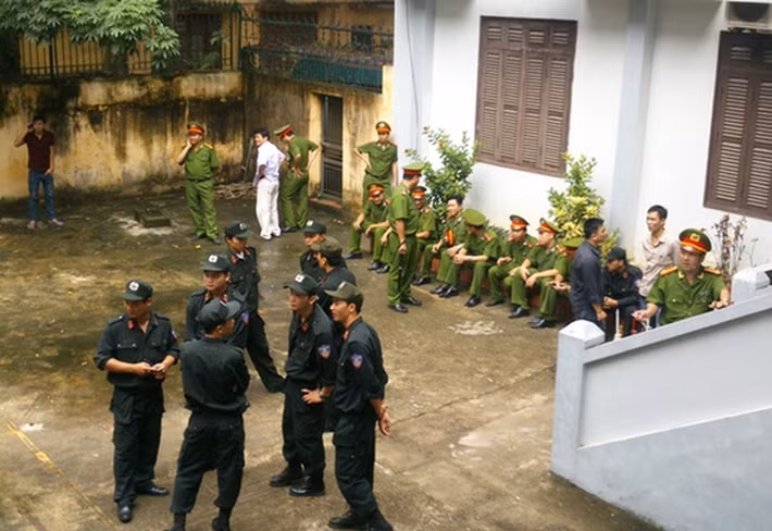 Khi thanh thế lớn dần, Tuấn chuyển sang cầm đồ, đặc biệt là làm "tín dụng đen", cho vay lãi nặng. Trong ảnh: Hàng chục chiến sĩ công an được huy động bảo vệ phiên tòa năm 2014 (ảnh: Người Lao động)