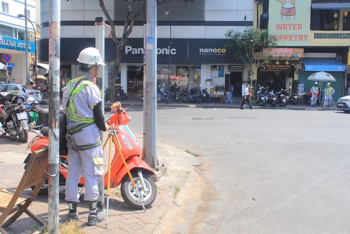Các nhân viên trắc đạc đang làm nhiệm vụ trong bầu không khí trên trên 350C