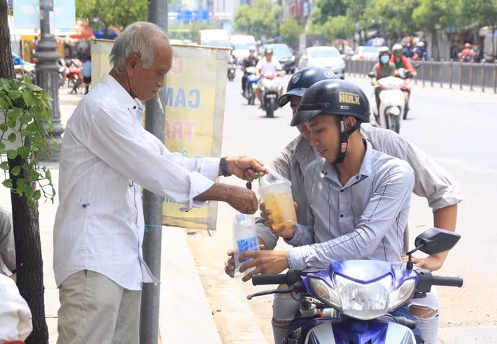 Người đi đường tấp vào một quán vỉa hè trên đường Nam Kỳ Khởi Nghĩa, quận 3 để "tiếp nước"