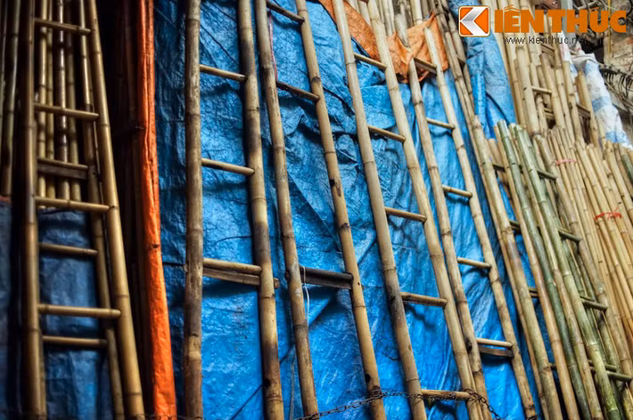 ...Đến vật dụng sinh hoạt hàng ngày như thang tre...