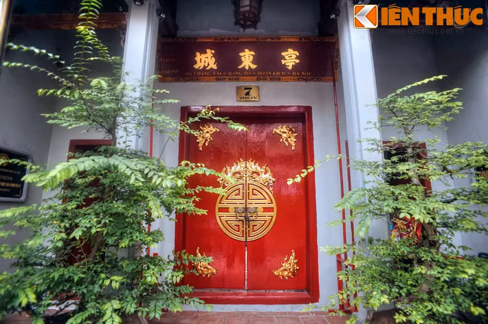 Ngày nay, phố Hàng Vải vẫn còn lưu giữ hai ngôi đình của hai thôn cũ. Đầu tiên là đình Đông Thành (nhà số 9), còn gọi là đình Hàng Vải. Ngôi đình này thờ Huyền Thiên Trấn Vũ.