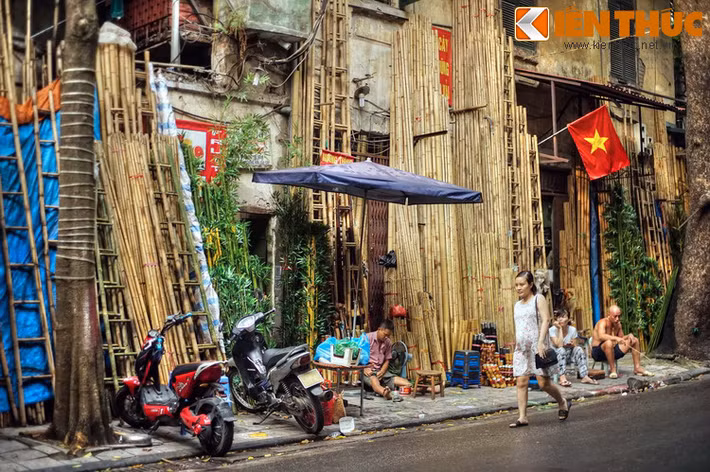 Cảnh tượng “rừng tre” giữa phố gây ấn tượng mạnh cho những ai lần đầu bước chân qua đây.