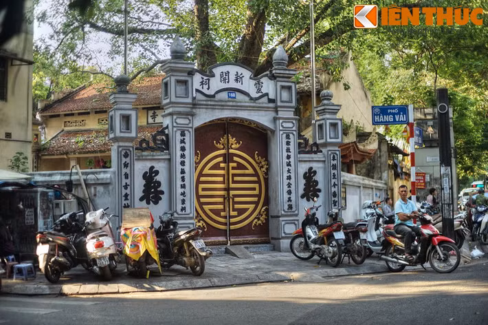Ngôi đình còn lại là đình Tân Khai (số 44 Hàng Vải/ 16D Hàng Gà, chung cổng với chùa Thái Cam). Nơi đây thờ thần Bạch Mã, Tô Lịch và Thiết Lâm.