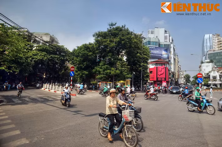 Ngày nay phố Cửa Nam là một tuyến giao thông quan trọng ở của thành phố. Con phố này nối liền ngã sáu chỗ vườn hoa Cửa Nam với ngã năm sát chợ Cửa Nam, rất đông người và xe cộ qua lại cả ngày và đêm.