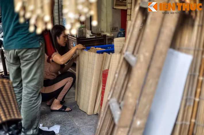 Dù vậy, so với khi xưa, quy mô của hoạt động kinh doanh mành ngày nay là không đáng kể. Số hộ bán mành chỉ còn đếm trên đầu ngón tay, còn các xưởng sản xuất mành đã biến mất theo thời gian.