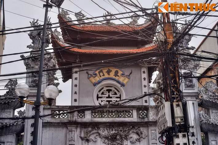 Tương truyền, chùa được xây dựng từ đời nhà Lý. Năm 1010, vua Lý Thái Tổ rời đô từ Hoa Lư về Thăng Long. Ở kinh đô mới, vua cho xây dựng nhiều đền chùa theo mẫu Hoa Lư, trong đó có chùa Cầu Đông.