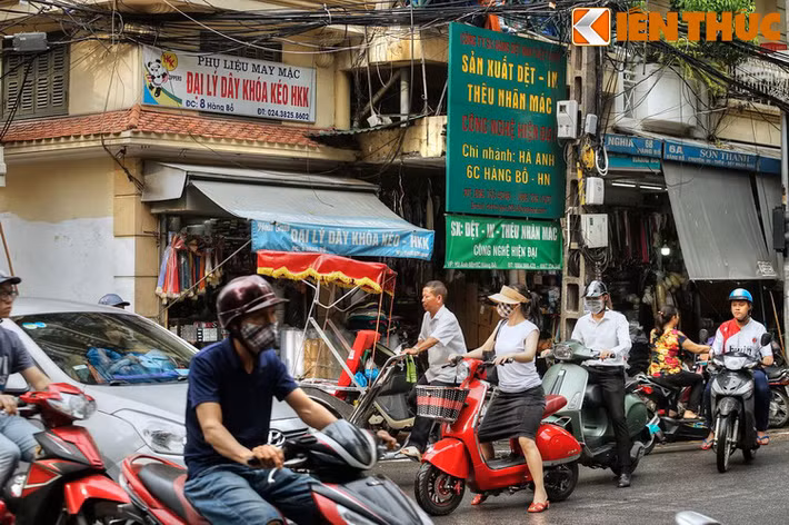 Một nghề đặc trưng của phố Hàng Bồ cũng liên quan đến ngành may mặc là dệt, in, thêu nhãn mác với nhiều hộ tham gia sản xuất.