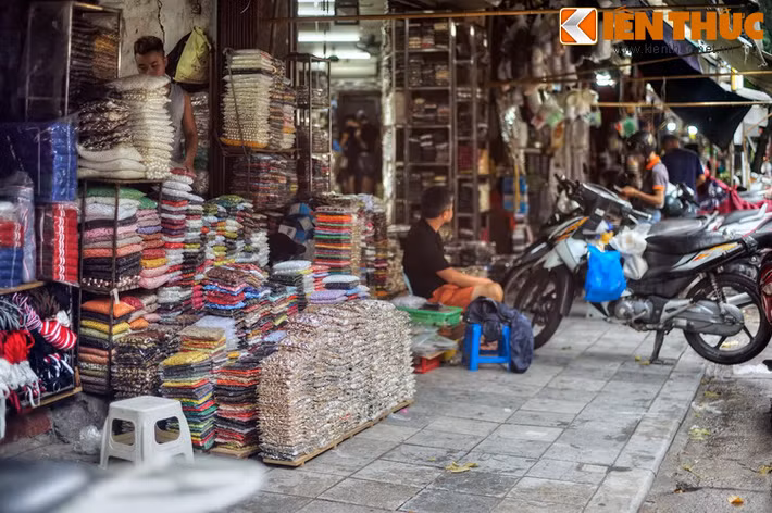Các loại bồ tre nứa - mặt hàng làm nên tên phố Hàng Bồ - đã biến mất hoàn toàn trên phố. Ngày nay Hàng Bồ là một địa chỉ đỏ của các "tín đồ" thời trang với sự hiện diện của rất nhiều cửa hàng chuyên kinh doanh phụ kiện may mặc.