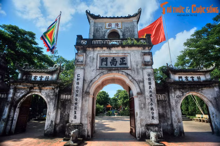 Trước khi tên gọi Nam Định ra đời, vùng đất này đã được gọi bằng nhiều cái tên khác nhau. Vào thời Lý, Nam Định thuộc lộ Hải Thanh và lộ Hoàng Giang. Đến thời Trần, phần lớn đất Nam Định được gọi là phủ Thiên Trường. Ảnh: Đền Trần ở thành phố Nam Định.