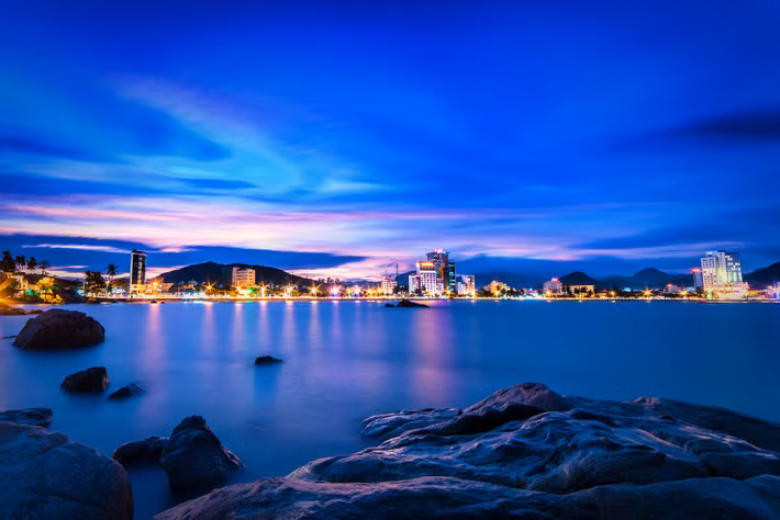 Cảnh sắc hoàng hôn huyền ảo nhìn từ một bãi đá. Ảnh: Alex Mayer / 500px.com.