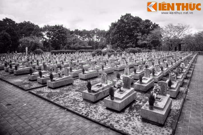 Một lần, một cựu binh Trường Sơn là Tiến sĩ T.V.H. đang công tác tại Trường ĐH KHXHVNV - ĐH Quốc gia Hà Nội đến khu mộ này thắp hương cho đồng đội vào lúc 23h30. 1h sáng, ông H. quay về khu nhà ban quản lý và kể lại một câu chuyện kỳ lạ.