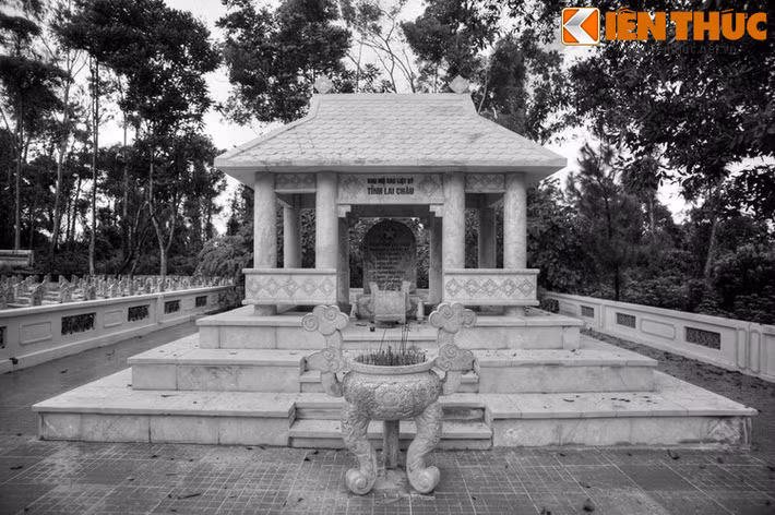 Mọi người quyết định bằng bất cứ giá nào cũng phải tổ chức lễ tất niên vào hôm sau là 28 tháng Chạp. Làm lễ xong tất cả cảm thấy thanh thản nhẹ nhàng vì không còn bị các anh chị liệt sĩ hiển linh "nhắc nhở" nữa...