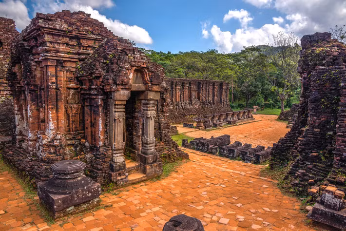 Sắc màu thời gian trên tháp cổ. Ảnh: Chris Taylor / 500px.com.