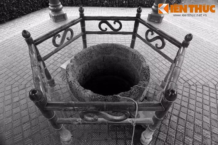 Trong khuôn viên đền thờ Tây Sơn Tam Kiệt ở thị trấn Phú Phong, huyện Tây Sơn, Bình Định, có một chiếc giếng cổ gắn với sự khởi nghiệp của ba người anh hùng áo vải nhà Tây Sơn. Ẩn giấu trong chiếc giếng này là một chiều sâu tâm linh gắn với đức tin của người dân trong vùng.