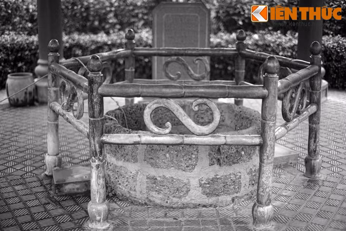 Người thủ từ ở đền khi ấy là ông Từ Thừa, thường ngày một nông dân hiền lành như cục đất, bỗng nộ khí xung thiên đứng trước quan Tỉnh trưởng, hét lớn: “Mầy là thằng nào mà dám ngông nghênh bất kính với Tây Sơn Tam Kiệt. Tao chém đầu mầy bây giờ”.