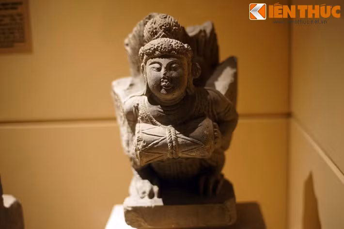 Theo truyền thuyết Phật giáo, Kinnara sống trong khu rừng Himaphan nằm trên sườn núi Himalaya. Kinnara là một trong Bát Bộ chúng, gồm 8 loài được Phật giáo hóa và trở thành những thần vật hộ trì phật pháp, gồm Deva, Naga, Yaksa, Gandharva, Asura, Garuda, Kinnara và Mahoraga.