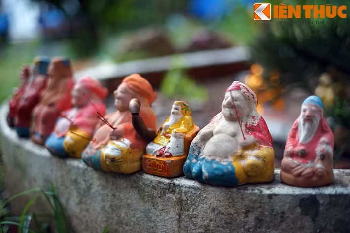 Theo quan niệm chung, Ông Địa là một phúc thần có vai trò bảo vệ đất đai, ruộng vườn, ban phước, đem tài lộc cho gia chủ. Ở miền Nam, tượng Ông Địa được tạo hình rất hóm hỉnh với bụng bự - tượng trưng cho sự sung túc, và khuôn mặt luôn tươi cười – biểu tượng của niềm vui bất tận.
