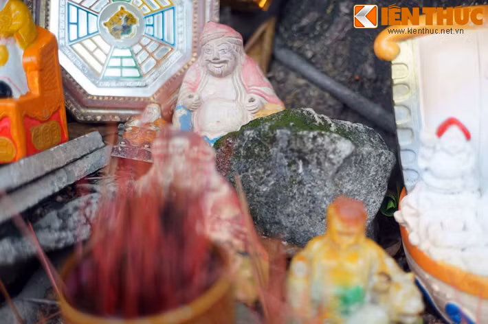 Ông Địa rất hiền, không bao giờ trừng phạt ai. Vì vậy mà có chuyện tiếu lâm về việc Ông Địa bị người dân bỡn cợt . Thậm chí, dân buôn bán cúng kiếng Ông Địa tử tế mà vẫn bán ế còn múc một thau nước và lấy tượng Ông Địa “trấn nước” để ổng... biết điều mà phù hộ cho gia chủ siêng hơn.
