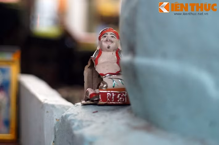 Trong cách nói chuyện thường ngày, người Nam Bộ chẳng ngại ngần mà ví von đứa bé với hình ảnh Ông Địa, kiểu như thấy đứa bé mập mạp, cười toe toét thì nói: “Thằng bé thấy thương như ông Địa”. Để bày tỏ sự sảng khoái, người ta cũng lôi Ông Địa vào, như câu “Mát trời Ông Địa luôn!”. Có lẽ do bản tính vui vẻ, dễ gần mà Ông Địa được coi như người dẫn lối Thần Tài đến cho gia chủ. Vì vậy mà Ông Địa - Thần Tài trở thành “cặp đôi hoàn hảo”, luôn song hành trên bàn thờ của người Nam bộ.