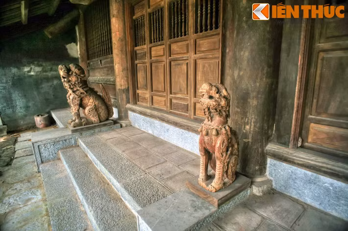 Đầu tiên phải kể đến những con nghê gỗ được chạm khắc tinh xảo, sinh động, mang đậm dấu ấn văn hoá của người Việt thời Hậu Lê.