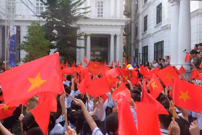 Tại trường Tiểu học Archimedes Academy (quận Cầu Giấy), lễ khai giảng đã được tổ chức sáng nay 5/9. Năm nay trường đã đón nhận 10 lớp 1 từ lớp A1 đến lớp A10. Thực hiện khuyến cáo của Bộ GD&amp;ĐT nên trường đã không dùng bóng bay cho các em học sinh lớp 1. Thay vào đó là dùng lá cờ, buổi khai giảng không quá 45 phút.