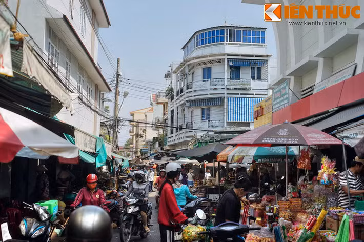 Theo các sử liệu, chợ hình thành vào năm 1697, ban đầu nằm cạnh sông Cà Ty. Người dân họp chợ hai bên bờ sông, còn dưới sông thì ghe thuyền tấp nập. Từ đây, nhiều loại hàng hóa được chuyên chở đi khắp nơi như Sài Gòn, Nam Kỳ Lục tỉnh và cả Campuchia.